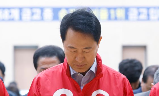 묵념하는 오세훈 서울시장 후보