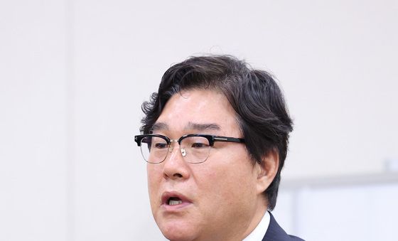 청문회 답변하는 김성태 전 회장