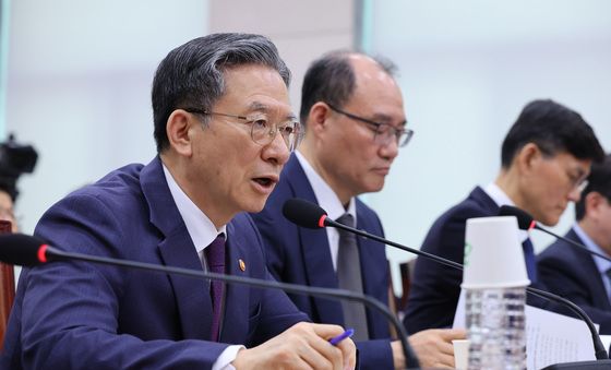 답변하는 정성호 장관