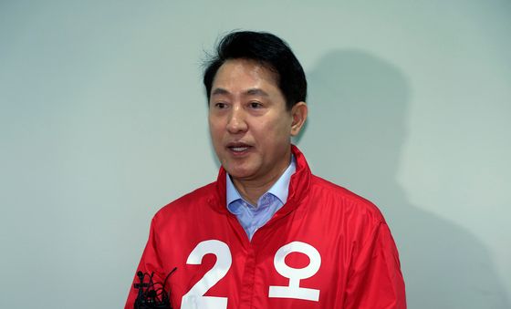 결의대회 참석 후 인터뷰하는 오세훈 후보