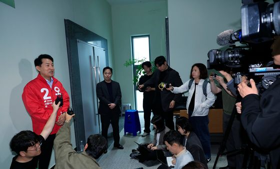 취재진과 인터뷰하는 오세훈 후보