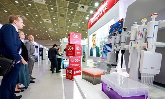 한국의 바이오 혁신 기술 탐방하는 해외 바이어들