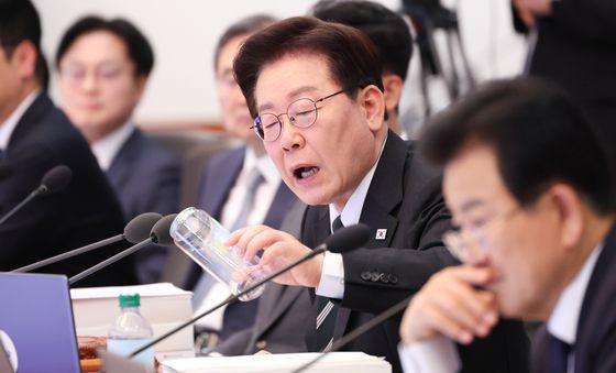 캔시머 용기 보는 이재명 대통령