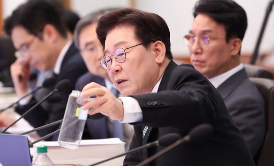 캔시머 용기 보는 이재명 대통령