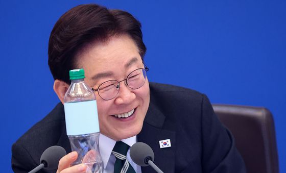 100% 재활용 플라스틱 용기 살펴보는 이재명 대통령