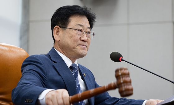 의사봉 두드리는 김정호 신임 기후위기특별위원장