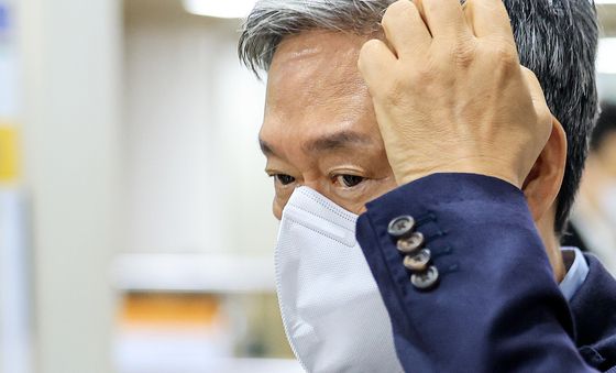 마스크 쓰고 법원 출석한 김성수 전 카카오엔터 대표