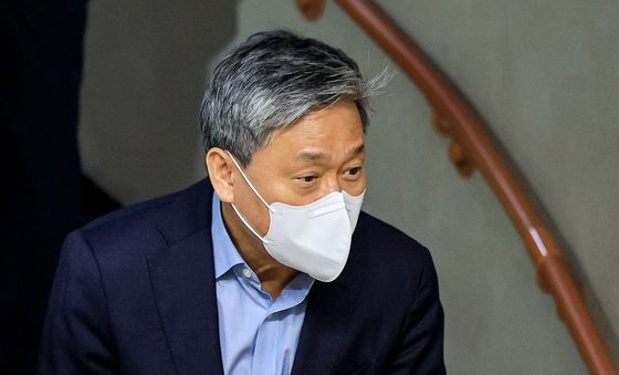 배임혐의 김성수 전 카카오엔터 대표 5차공판 출석