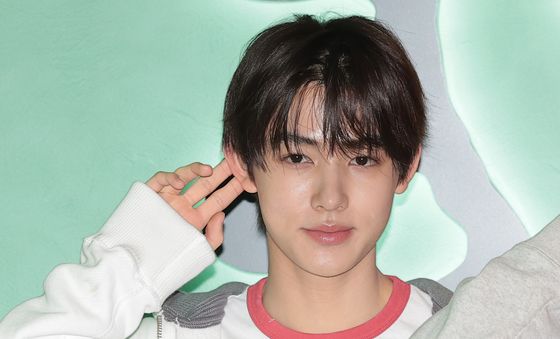 포즈 취하는 코르티스 성현