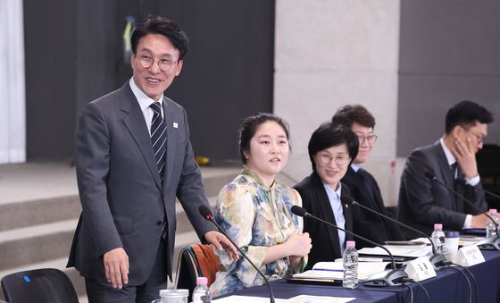 환한 얼굴의 김민석 총리