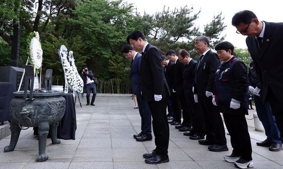 노사정 대표, 산재희생자 위령탑 참배