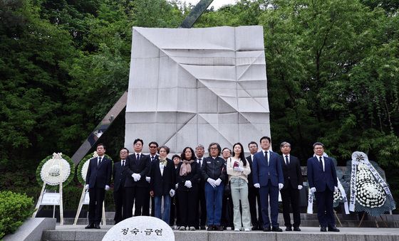 김영운 노동부 장관, 노사정 대표들과 산재희생자 위령탑 참배