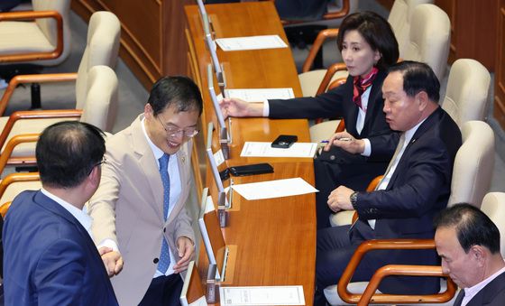 제지 당하는 김상욱