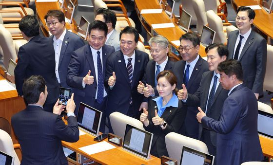 의원직 사퇴 앞두고 기념 촬영하는 박수현