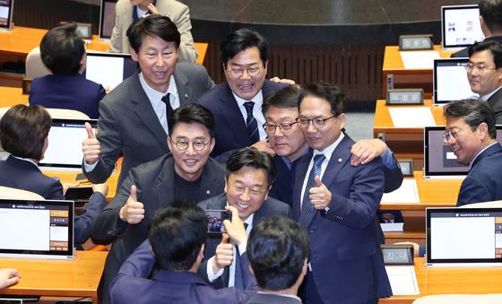 박찬대 '의원직 사퇴 전 마지막 본회의'