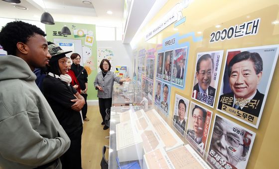 '대한민국 선거벽보' 살펴보는 외국인 유학생