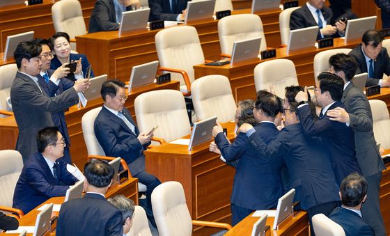 국회는 지금 '지방선거 후보들과 기념촬영 삼매경'
