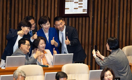 법사위원들과 기념 촬영하는 추미애 민주당 경기지사 후보