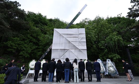 노사정 대표·산재 희생자 유가족, 위령탑 참배