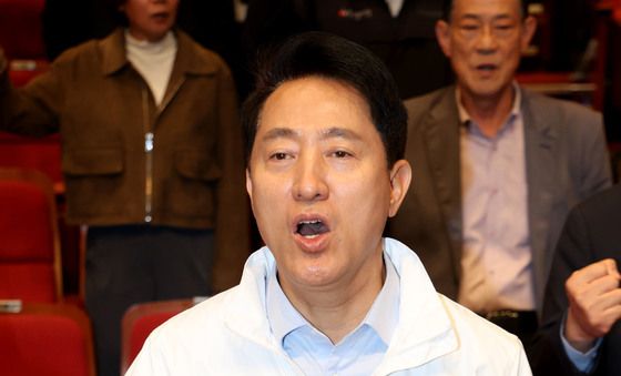'임을 위한 행진곡' 부르는 오세훈 후보