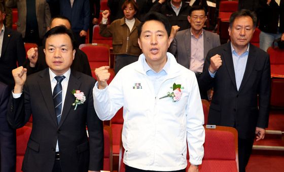 '임을 위한 행진곡' 부르는 오세훈 후보