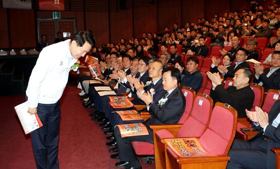 인사하는 오세훈 후보