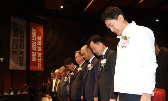 묵념하는 오세훈 후보