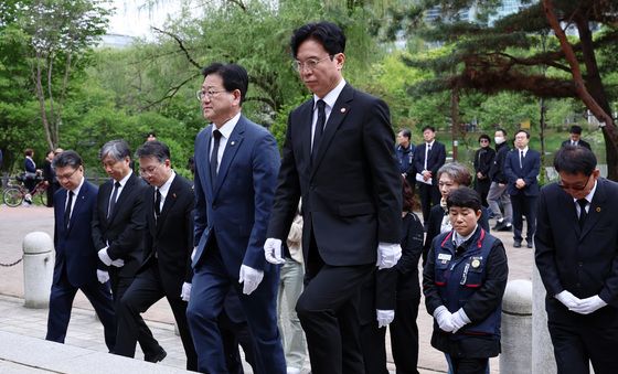 노사정 대표, 산재희생자 위령탑 참배