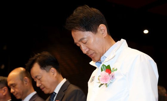 묵념하는 오세훈 후보
