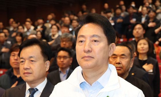 국기에 경례하는 오세훈 후보