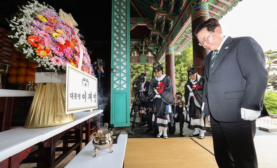 이재명 대통령, 충무공 탄신 제481주년 기념행사 묵념