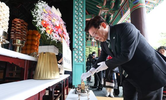이재명 대통령, 충무공 탄신 제481주년 기념행사 분향