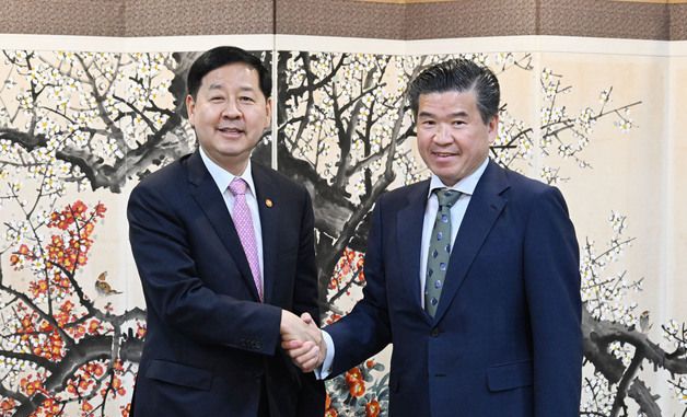 제임스 김 암창 회장과 기념 촬영하는 구윤철 부총리