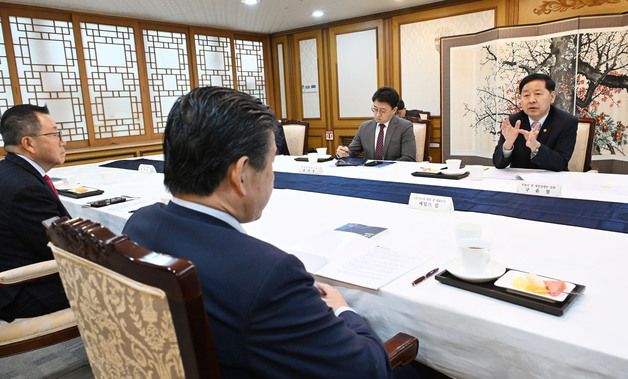 주한미국상공회의소 대표단 면담하는 구윤철 부총리