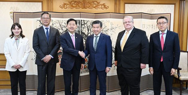 암참 대표단과 기념 촬영하는 구윤철 부총리