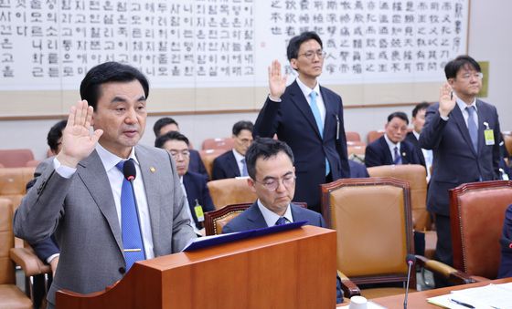 증인 선서하는 안규백 장관
