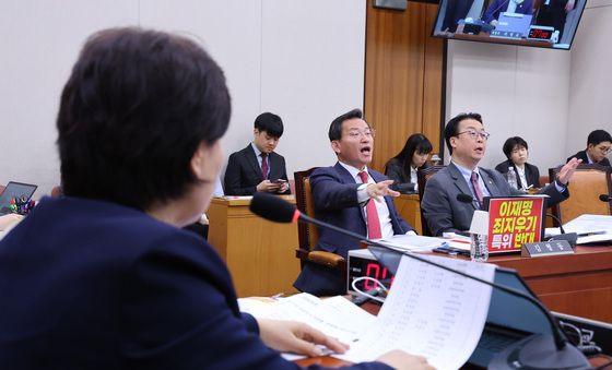 고성 오가는 조작기소 국조특위