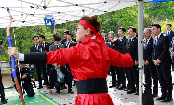 이재명 대통령, 제65회 대통령기 전국 궁도대회 참관