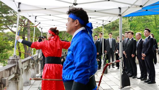 제65회 대통령기 전국 궁도대회 참관하는 이재명 대통령