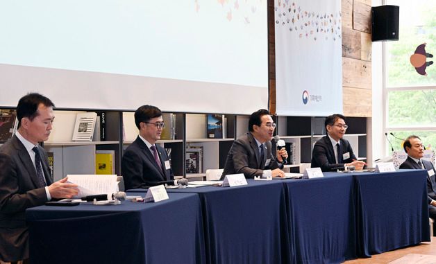 타운홀 미팅 발언하는 박홍근 장관
