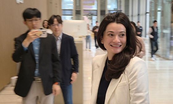 류재철 LG전자 CEO 만나기 위해 트원타워 찾은 매디슨 황