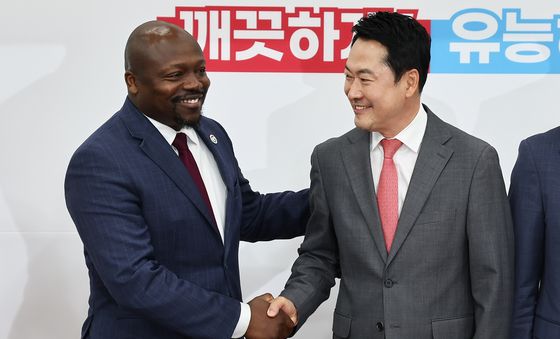 윌슨 화이트 부사장과 인사 나누는 장동혁 대표