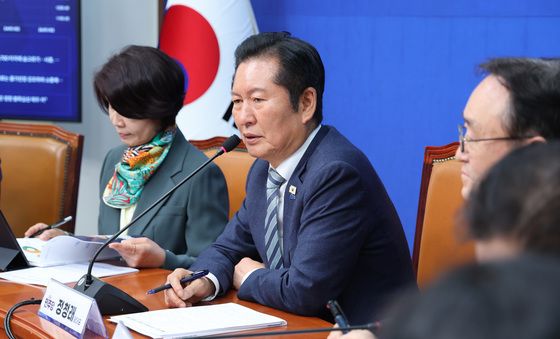 정책과제 전달식 인사말하는 정청래