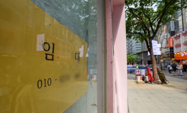 한산한 명동 상권, '임대 문의'