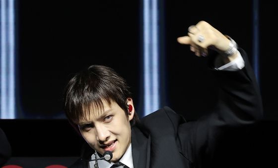 조성일, 카리스마 철철