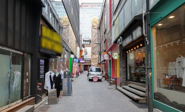 경제심리지수 하락, 상권 위축 속 한산한 명동