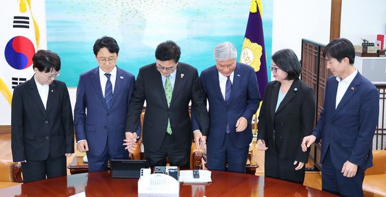 손 잡는 우원식 국회의장