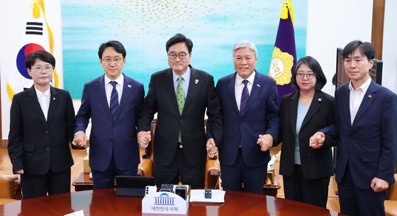 제정당 원내대표 손 잡은 우원식 의장