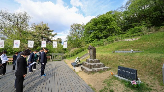 권오을 장관, 유관순 열사 분묘 합장 표지비 방문
