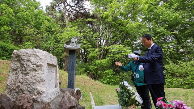 방정환 지사 묘소 살펴보는 권오을 장관